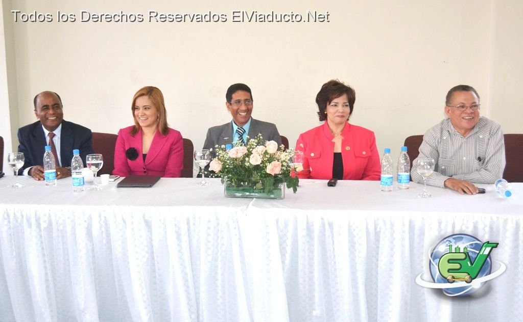 De izquierda a derecha Licenciado Santiago Vilorio, Licenciada Elizabeth, Licenciado Amable Guzmán, Doctora Yokasta Guzmán, y el Licenciado Leonardo Valverde.